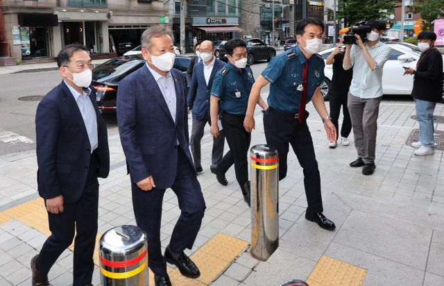 경찰 통제를 주도적으로 추진 중인 이상민 행정안전부 장관이 1일 오후 서울 마포구 서울경찰청 마포경찰서 홍익지구대로 들어가고 있다. 연합뉴스