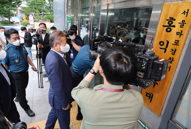 경찰 통제를 주도적으로 추진 중인 이상민 행정안전부 장관이 1일 오후 서울 마포구 서울경찰청 마포경찰서 홍익지구대로 들어가고 있다. 연합뉴스