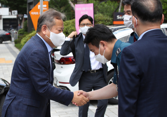 경찰 통제를 주도적으로 추진 중인 이상민 행정안전부 장관이 1일 오후 서울 마포구 서울경찰청 마포경찰서 홍익지구대를 방문, 경찰관과 인사를 나누고 있다. 연합뉴스