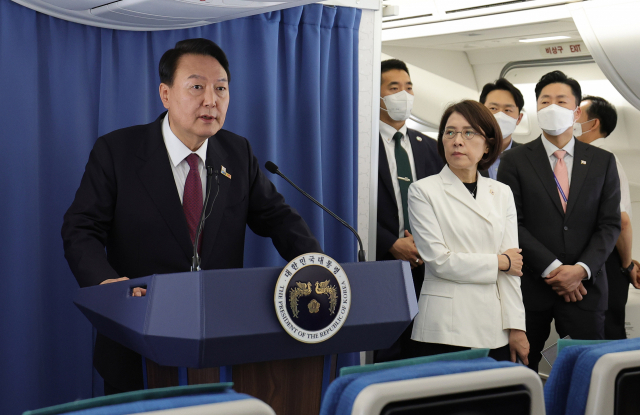 윤석열 대통령이 30일(현지시간) 북대서양조약기구(NATO·나토) 정상회의 참석을 마친 뒤 귀국길 공군 1호기에서 기자간담회를 하고 있다. 연합뉴스