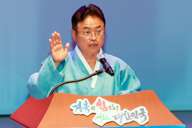 1일 오후 이철우 도지사가 안동 경상북도청에서 열린 취임식에서 선서를 하고 있다. 김영진 기자 kyjmaeil@imaeil.com