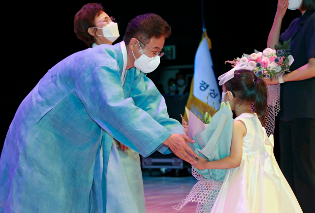 1일 오후 경북 안동 경상북도청에서 열린 제33대 이철우 경상북도지사 취임식에서 이철우 경북도지사와 부인 김재덕 여사가 어린이들에게 축하 꽃다발을 받고 있다. 김영진 기자 kyjmaeil@imaeil.com