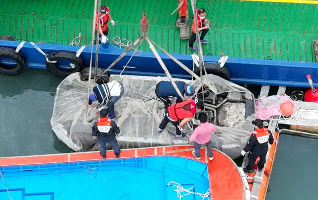 29일 오전 전남 완도군 신지면 송곡선착장 인근 방파제에서 경찰이 10ｍ 바닷속에 잠겨있는 조유나(10)양 가족의 차량을 인양하고 있다. 경찰은 실종된 조양의 가족과 차량을 찾기 위해 수중 수색하다 전날 가두리양식장 아래에 잠겨있는 차량을 발견했다. 연합뉴스