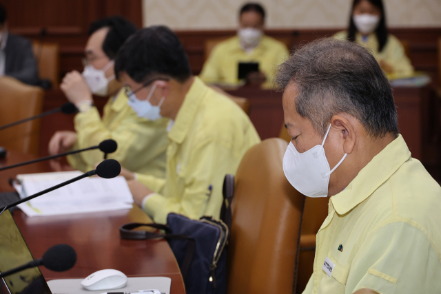 이상민 행안부 장관이 1일 정부서울청사에서 열린 코로나19 대응 중앙재난안전대책본부 회의에 참석해 있다. 연합뉴스
