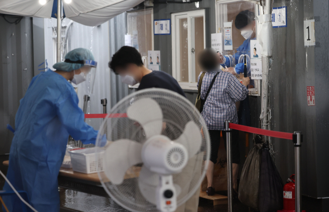 30일 오전 서울역 광장에 마련된 코로나19 임시 선별검사소에서 시민들이 검사를 받고 있다. 연합뉴스