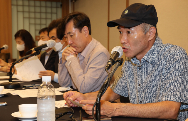 2020년 9월 북한군에 피살된 해양수산부 서해어업관리단 소속 공무원 고(故) 이대준 씨의 형 이래진 씨가 30일 오후 서울 프레스센터에서 열린 국민의힘 해수부 공무원 피격사건 진상조사 TF 외신기자회견에서 발언하고 있다. 연합뉴스