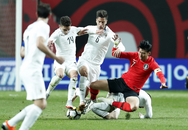 2018년 10월 한국-우루과이 친선경기에서 맞붙은 손흥민(오른쪽)과 벤탄쿠르(6번) EPA=연합뉴스