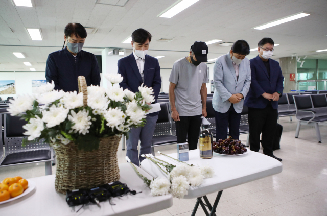 2일 인천시 중구 인천항 연안여객터미널 2층에서 지난 2020년 9월 북한군에 피살된 공무원 이대준(사망 당시 47세)씨의 위령제가 열리고 있다. 연합뉴스