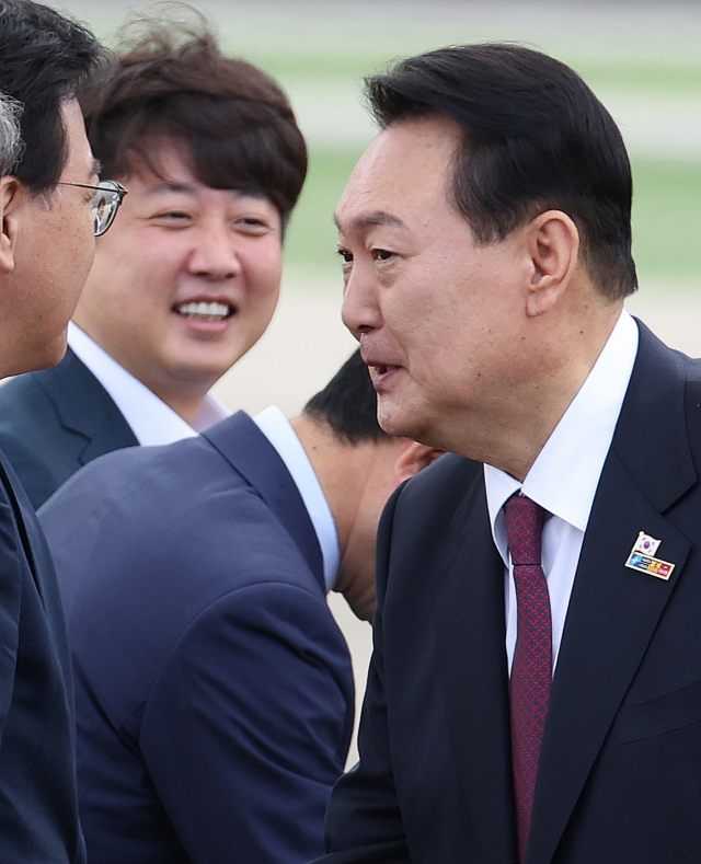 북대서양조약기구(NATO·나토) 정상회의 참석을 위해 3박5일간의 스페인 마드리드 방문을 마친 윤석열 대통령이 1일 성남 서울공항에 도착, 영접나온 국민의힘 이준석 대표 등 지도부와 차례로 인사하고 있다. 연합뉴스