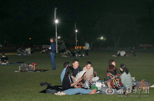 지속된 폭염으로 열대야 현상이 나타난 지난달 대구 달서구 두류공원을 찾은 시민들이 야외에서 더위를 식히고 있다. 매일신문DB
