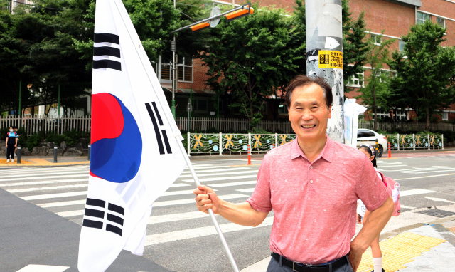 지난달 27일 대구 달서구 월암중학교 앞에서 만난 박왕규 달서구의원. 이화섭 기자.