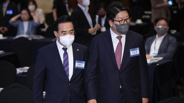 사진은 (왼쪽)더불어민주당 박홍근 원내대표와 국민의힘 권성동 원내대표가 지난달 22일 서울 중구 롯데호텔에서 열린 
