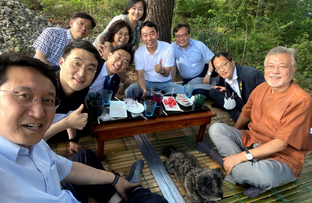 (왼쪽부터)더불어민주당 천준호 국회의원, 김남국 의원, 현근택 변호사, 장경태 의원, 권인숙 의원, 이수진 의원, 김용민 의원, 이동주 의원, 박주민 의원, 문재인 전 대통령. 이수진 더불어민주당 의원 페이스북