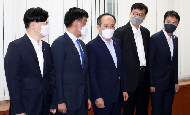 추경호 경제부총리 겸 기획재정부 장관이 4일 오전 서울 중구 은행회관에서 열린 경제부총리 주재 금융당국 조찬간담회에서 기념촬영을 하고 있다. 왼쪽부터 김소영 금융위원회 부위원장, 최상목 대통령비서실 경제수석, 추 부총리, 이창용 한국은행 총재, 이복현 금융감독원 원장. 연합뉴스