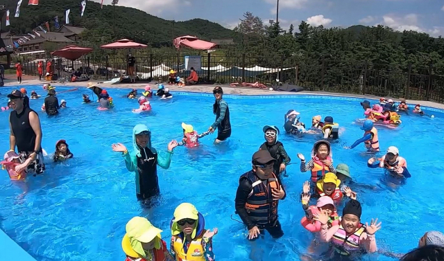 경주 화랑마을 야외수영장이 13일 개장한다. 경주시 제공