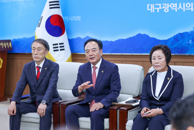4일 제9대 전반기 대구시의회 신임 의장에 선출된 이만규(가운데) 시의원과 부의장에 당선된 하병문(왼쪽), 이영애(오른쪽) 시의원이 기자간담회를 하고 있다. 대구시의회 제공.