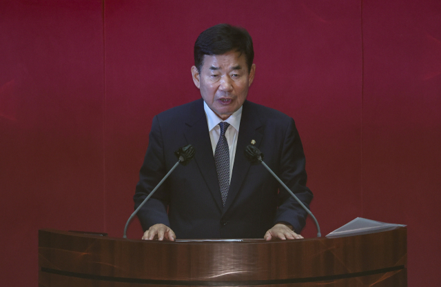 4일 오후 국회에서 열린 본회의에서 후반기 국회의장으로 선출된 더불어민주당 김진표 의원이 당선 인사를 하고 있다. 연합뉴스