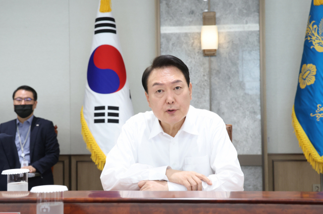 윤석열 대통령이 4일 오전 서울 용산 대통령실에서 열린 수석비서관회의에서 발언하고 있다. 연합뉴스