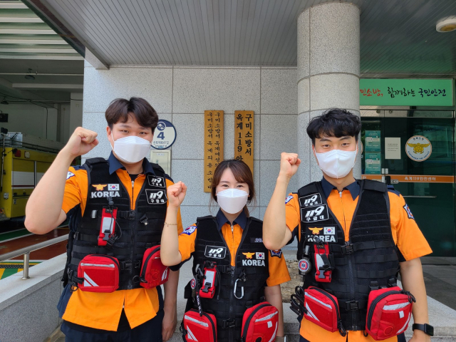 30대 임산부가 대구 산부인과로 이동중 구급차에서 구미소방서 구급대원들의 도움을 받아 아이를 무사히 출산했다. 왼쪽부터 신대희, 안혜진, 안성훈 구급대원. 구미소방서 제공