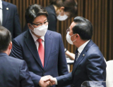 4일 오후 국회에서 열린 본회의에서 국민의힘 권성동 원내대표와 더불어민주당 박홍근 원내대표가 악수하고 있다. 연합뉴스