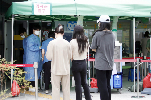 신종 코로나바이러스 감염증(코로나19) 유행이 반등세를 보인 지난 4일 오후 광주 북구 상시선별진료소에서 시민들이 검사를 기다리고 있다. 연합뉴스