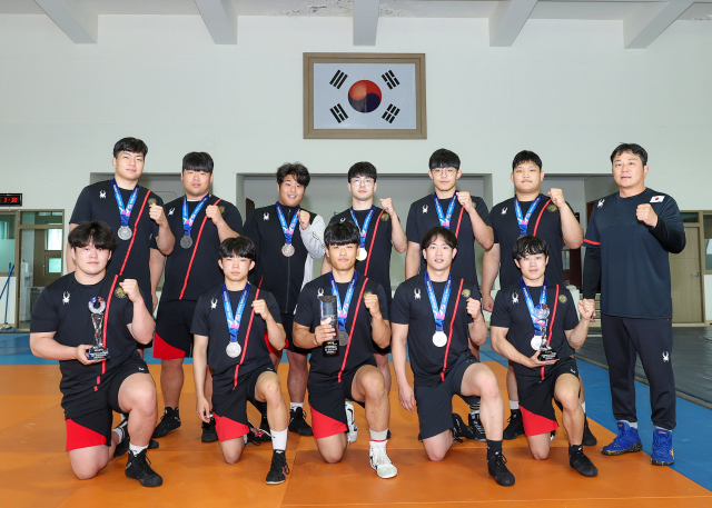 지난달 17일부터 23일까지 강원도 평창에서 열린 제47회 KBS배 전국레슬링대회에서 종합우승을 차지한 영남대학교 레슬링부. 영남대 제공