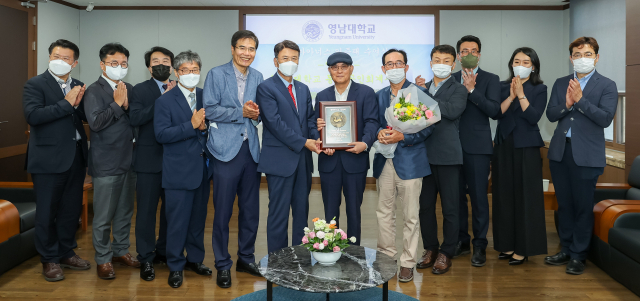 영남대가 영공회(영남대학교 동문 공인회계사회)를 천마아너스 회원으로 선정하고 인증패를 수여했다. 영남대 제공