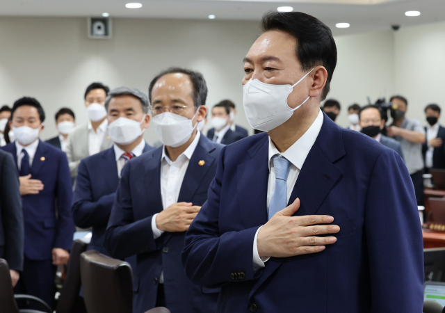 윤석열 대통령이 5일 오전 서울 용산 대통령실 청사에서 열린 국무회의에서 국기에 경례하고 있다. 연합뉴스