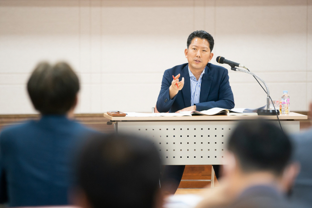 김장호 구미시장이 구미시청에서 구미경제 관련 회의를 하고 있다. 구미시 제공