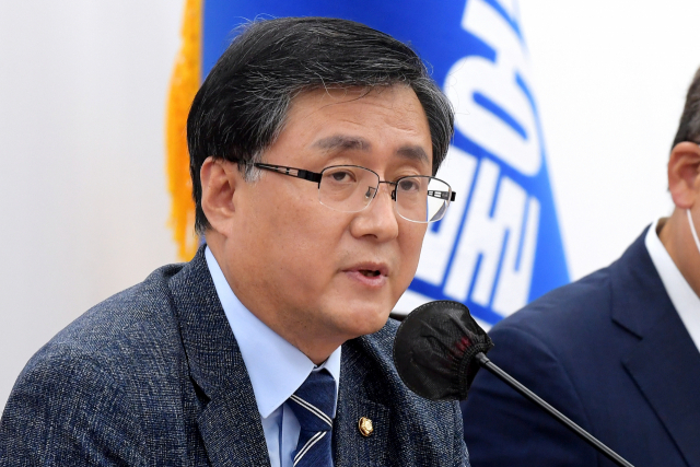 더불어민주당 김성환 정책위의장이 5일 오전 국회에서 열린 원내대책회의에서 발언하고 있다. 연합뉴스