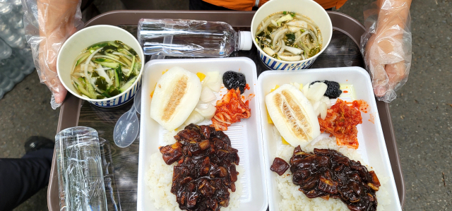 5일 오전 11시 30분쯤 찾은 대구 달서구 성당못 근처 무료 급식소. 치솟는 물가 탓에 지난해까지만 해도 1인당 1천500원에 불과했던 급식 단가가 올해는 2천원 가까이 육박했다. 김언희 사랑해 밥차 사회복지사는 