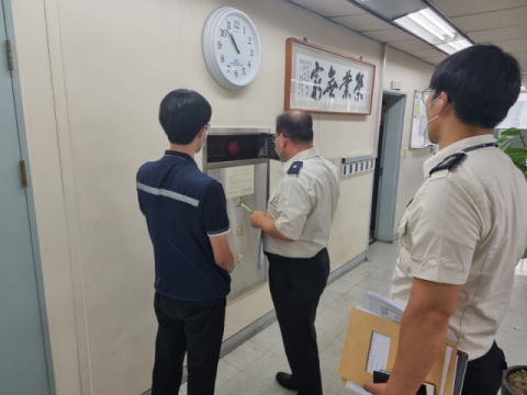 5일 오전 10시 50분쯤 찾은 대구 서구 비산동의 한 업무용 건물. 대구 서부소방서와 서구청 등 합동점검반이 건물에 비치된 소화전을 살펴보고 있다. 임재환 기자
