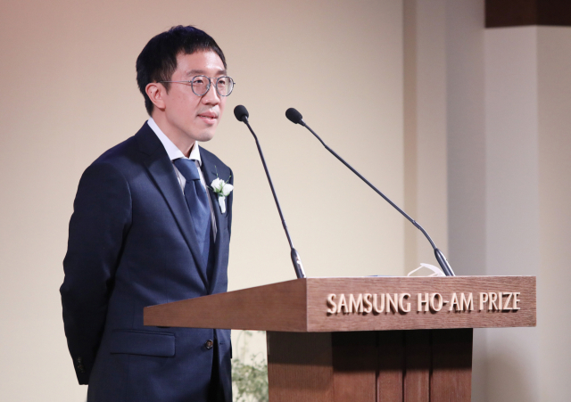 허준이(39. June Huh) 미국 프린스턴대 교수 겸 한국 고등과학원(KIAS) 수학부 석학 교수가 5일(현지시간) 필즈상의 영예를 안았다. 한국 수학자로는 최초 수상이다. 이전까지 한국계나 한국인이 이 상을 받은 적은 없었다. 허 교수는 이날 국제수학연맹이 핀란드 헬싱키 알토대학교에서 연 시상식에서 필즈상 수상자로 선정됐다. 사진은 허준이 교수. 연합뉴스