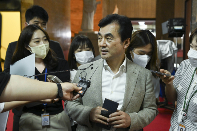 더불어민주당 안규백 전당대회준비위원장이 국회 원내대표실에서 열린 비공개 전준위 회의에 참석하기에 앞서 취재진의 질문에 답하고 있다. 연합뉴스
