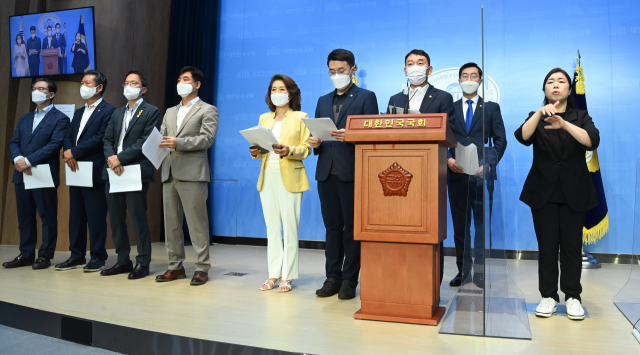 더불어민주당 친이재명계 의원들이 5일 오전 국회 소통관에서 전대 룰과 관련한 기자회견을 하고 있다. 왼쪽부터 정성호·정청래·박주민·김병욱·양이원영·김남국·김용민·장경태 의원. 연합뉴스
