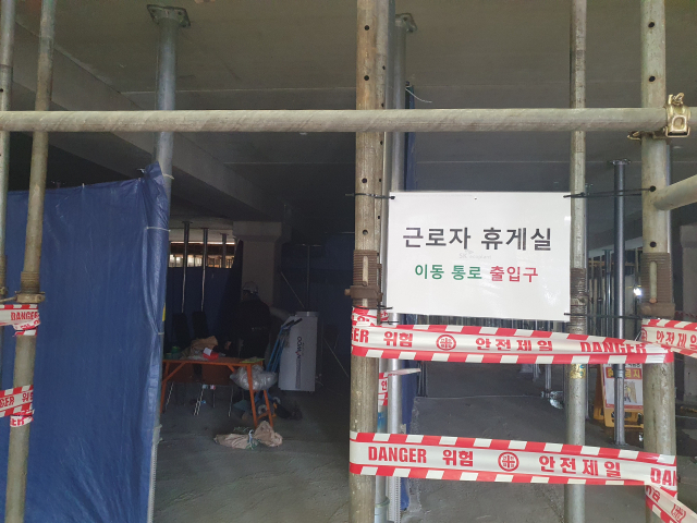 지난 4일 찾은 대구 달서구의 한 건설현장의 그늘에 설치된 근로자 휴게실. 배주현 기자