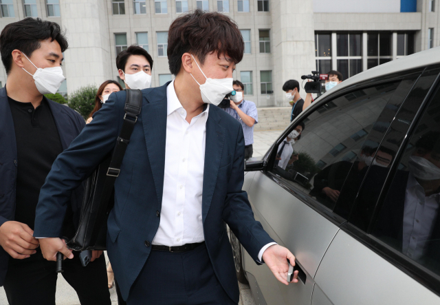 국민의힘 이준석 대표가 5일 오후 국회 당 대표실에서 열린 비공개회의를 마친 뒤 국회를 떠나기 위해 차에 타고 있다. 연합뉴스