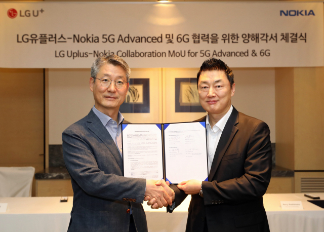 서울 광화문 포시즌스호텔에서 노키아가 개최한 MWC 2022 Revisited 행사에서 권준혁 LG유플러스 네트워크부문장(왼쪽)과 안태호 노키아 코리아 대표가 업무협약을 체결하고 있다. 사진=LG유플러스 제공