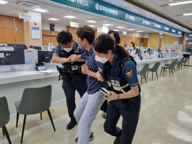 5일 영양군은 민원실에서 발생할 수 있는 특이민원에 대비하고자 영양경찰서와 함께 실제 상황과 유사하게 모의훈련을 시행했다. 사진은 폭언과 폭행을 하는 민원인을 출동한 경찰이 제지하고 있는 모습. 영양군 제공