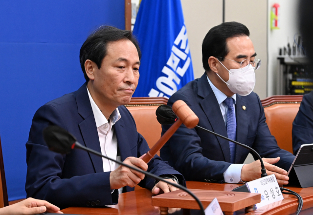 더불어민주당 우상호 비상대책위원장이 6일 국회에서 열린 비상대책위원회 회의를 개회하고 있다. 연합뉴스