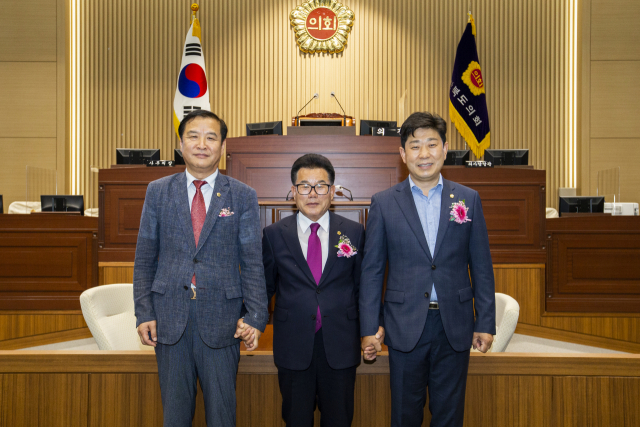 제12대 경북도의회가 4일 본회의장에서 제332회 임시회 제1차 본회의를 열고 전반기 의장 선거를 진행했다. 선거 결과 배한철(가운데) 도의장과 박영서(왼쪽)·박용선 부의장이 선출됐다. 경북도의회 제공