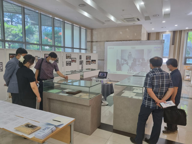 1970~80년대 지산야학교에서 봉사했던 야학교사들이 지난 1일 용학도서관을 찾아 지산야학교 관련 자료를 살펴보고 있다. 용학도서관 제공