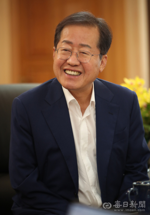 홍준표 대구시장이 6일 오전 대구시청 산격동 청사 집무실에서 가진 매일신문과의 인터뷰에서 시정 운영 방향에 대해 설명하고 있다. 안성완 기자 asw0727@imaeil.com