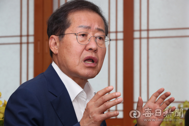 홍준표 대구시장이 6일 오전 대구시청 산격동 청사 집무실에서 가진 매일신문과의 인터뷰에서 시정 운영 방향에 대해 설명하고 있다. 안성완 기자 asw0727@imaeil.com