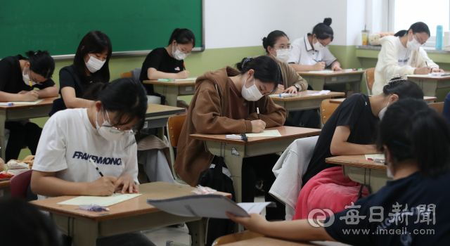 6일 오전 대구 수성구 대구여자고등학교에서 3학년 학생을 대상으로 전국연합학력평가 시험이 실시되고 있다. 안성완 기자 asw0727@imaeil.com