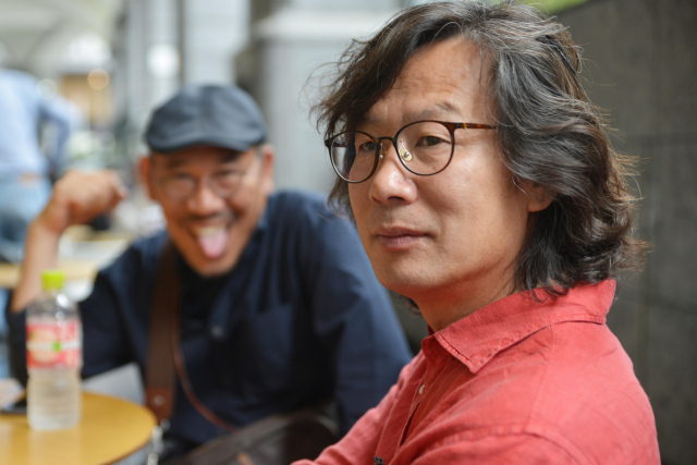 고 이태호 조각가(사진 오른쪽)와 차정보 조각가(사진 왼쪽)가 함께 찍은 한 때의 사진. 고 이태호 조각가의 모습 뒤로 차정보 조각가의 익살스런 모습이 잡혔다. 차정보 조각가 제공.