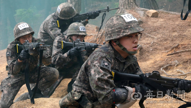 대구 북구 육군 50사단 신병교육대대에서 훈련병들이 각개전투 훈련을 하고 있다. 매일신문DB