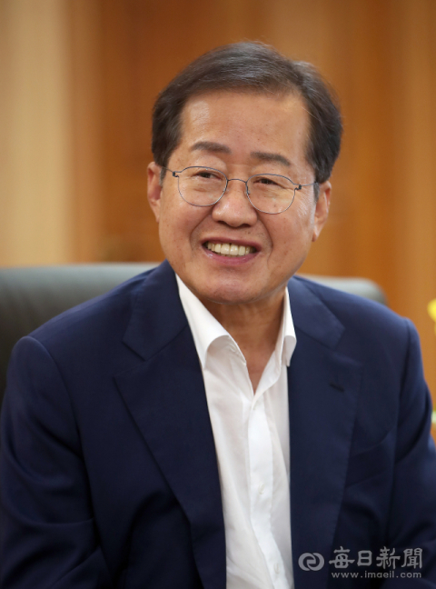 홍준표 대구시장이 시청 산격동 청사 집무실에서 가진 매일신문과의 인터뷰에서 시정 운영 방향에 대해 설명하고 있다. 안성완 기자 asw0727@imaeil.com