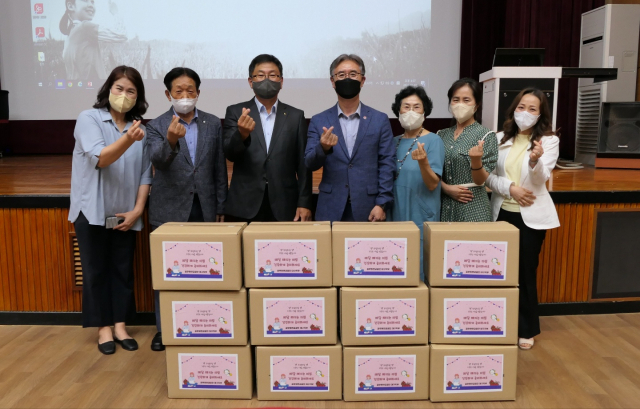 공무원연금공단 대구지부, 대구시교육청에 수제 여성용품 전달