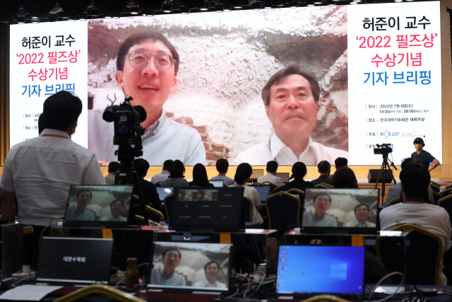 필즈상을 수상한 허준이 프린스턴대 교수 겸 한국 고등과학원 석학교수가 6일 오후 서울 강남구 한국과학기술회관에서 열린 필즈상 수상 언론 브리핑에 온라인으로 참석해 발언하고 있다. 연합뉴스